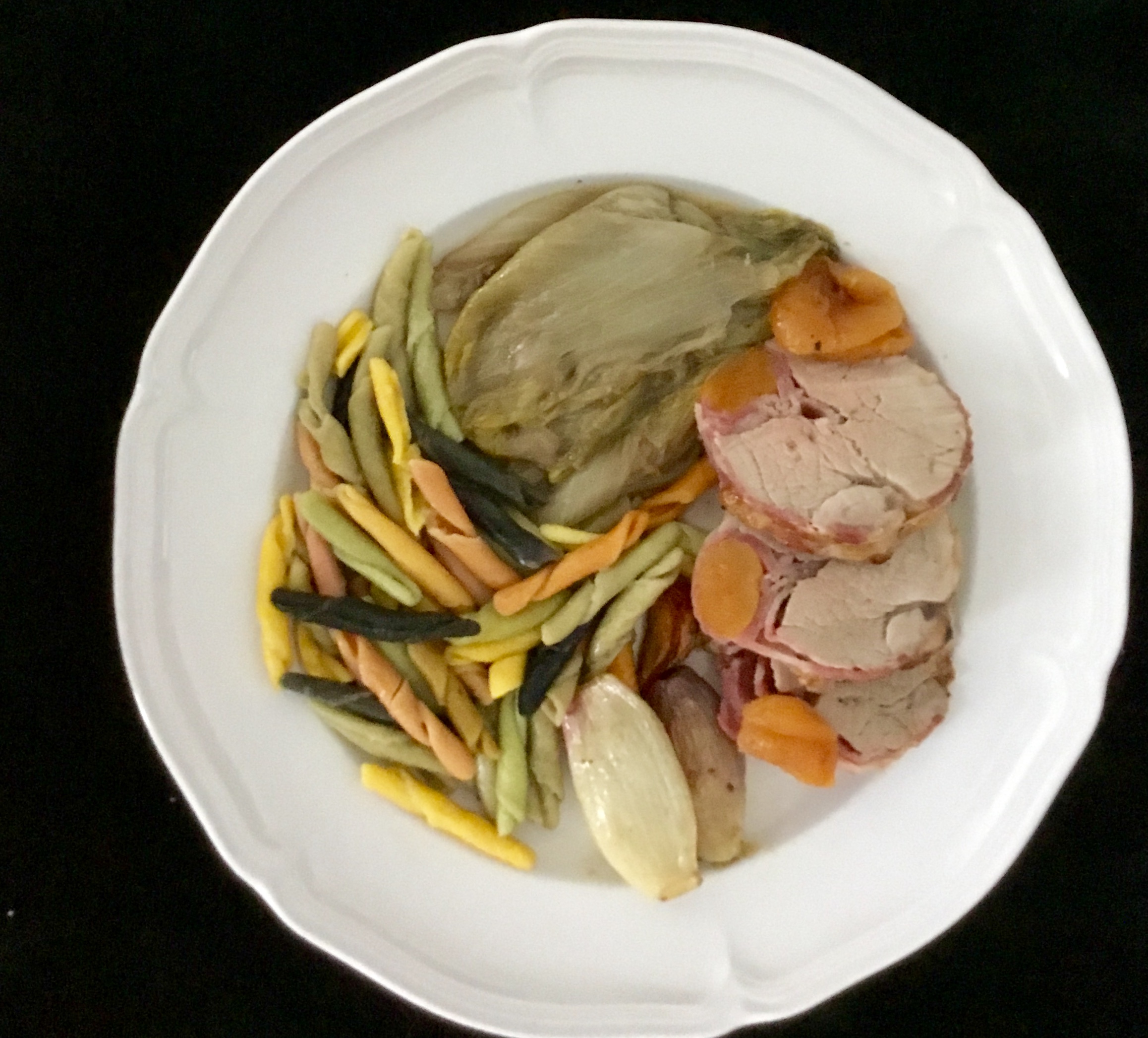 Filet mignon de porc aux endives et aux fruits secs